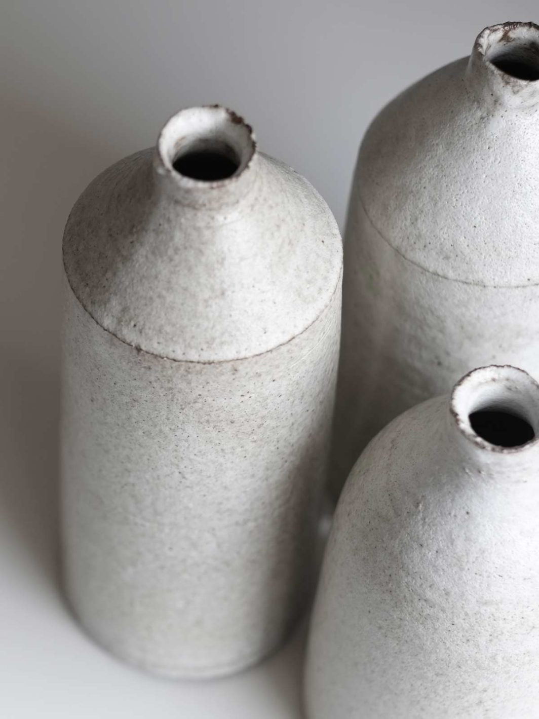 Minimalistic ceramic vase - Imagen 3