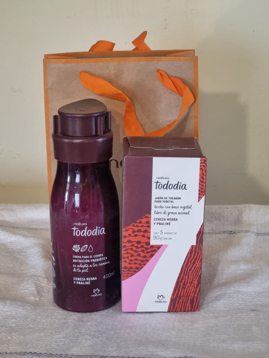 Set Crema Corporal + Jabones en Barra Cereza Negra y Praliné