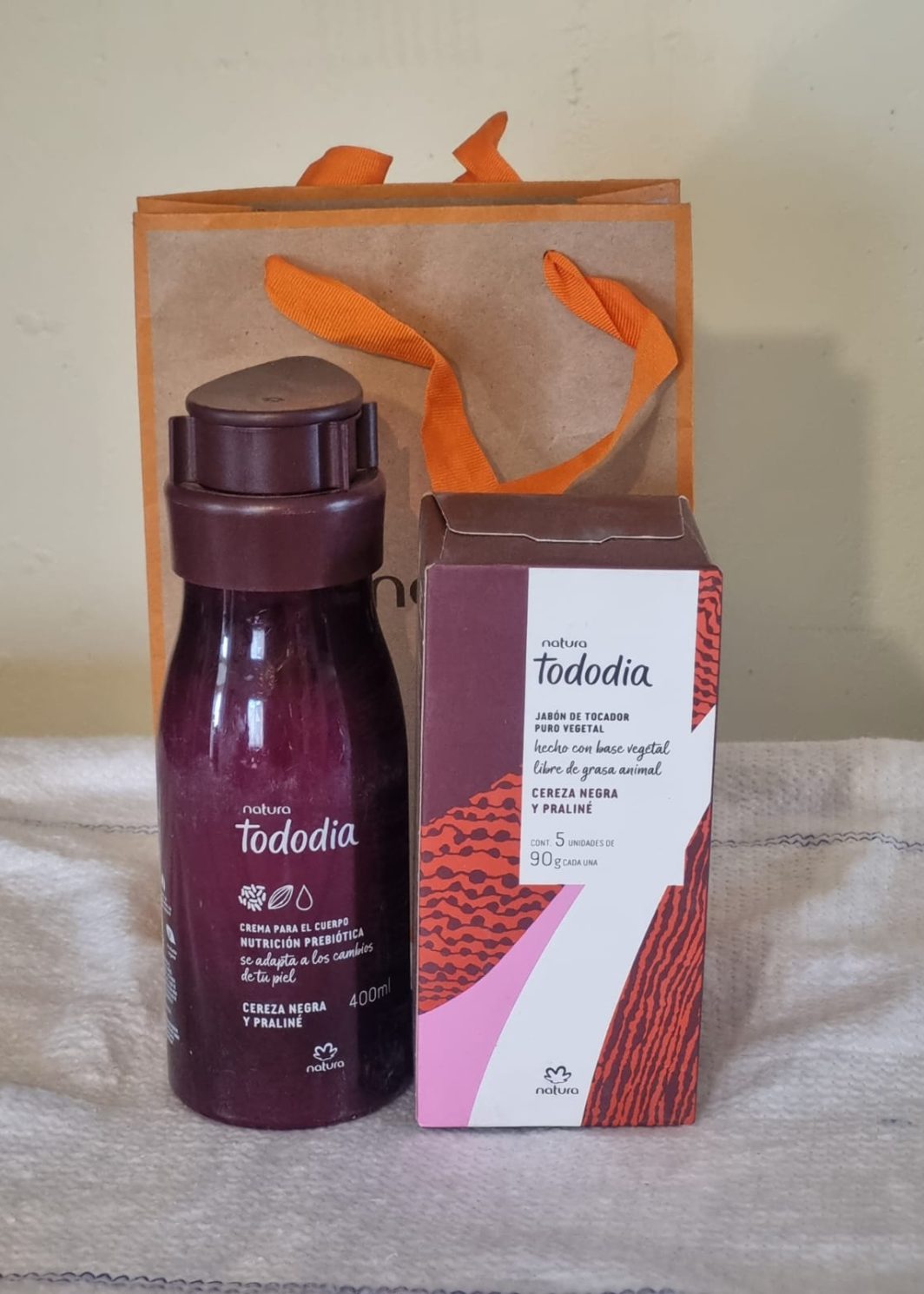 Set Crema Corporal + Jabones en Barra Cereza Negra y Praliné